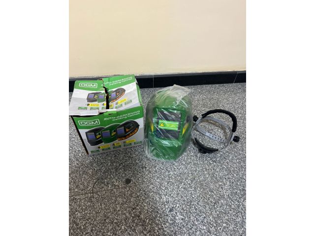 Щиток сварщика с самозатемняющимся светофильтром DGM V7000 (зеленый) уцененный (0091512522)