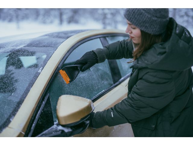Image 5 Скребок автомобильный двусторонний Solid  Duo FISKARS
