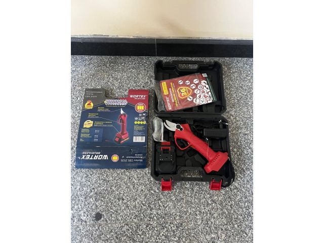Аккум. секатор WORTEX CBS 2535 ALL1 XLT в чем. БЕСЩЕТ., 18 В, ветки до 25 мм, 1х1.5 А*ч уцененный